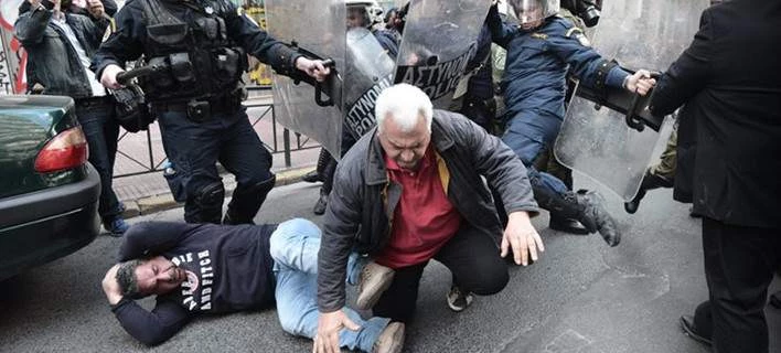 Ξύλο ΜΑΤ σε διαδηλωτές για τους πλειστηριασμούς- Τραυματίες, συλλήψεις και προσαγωγές (βίντεο)